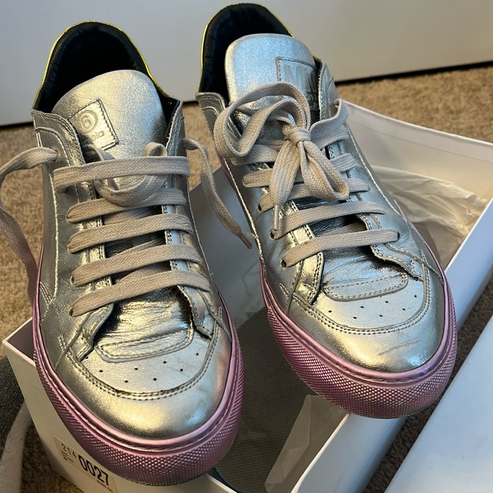 Madison Mariela sneaker… scuff on front missing one inside sole.